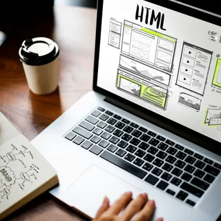 Boceto de diseño web mostrado en la pantalla de un portátil