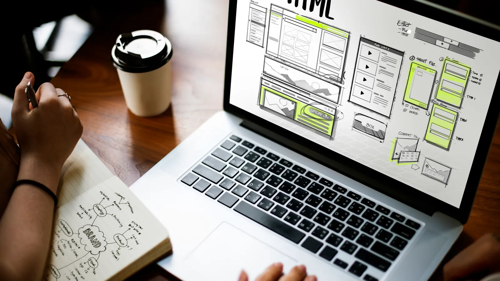 Boceto de diseño web mostrado en la pantalla de un portátil