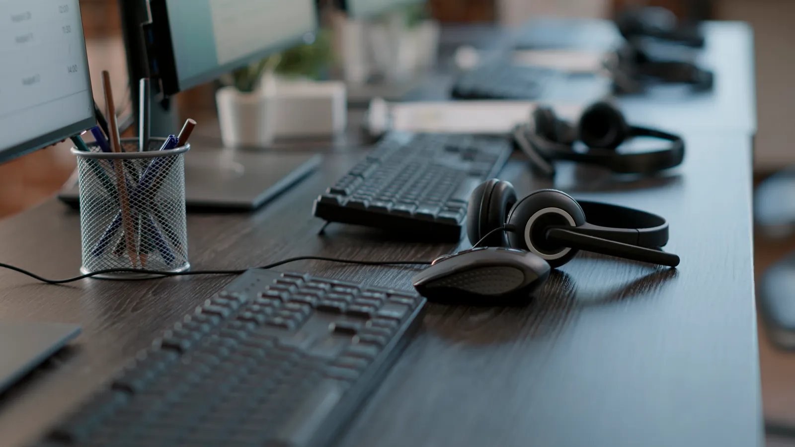 Puesto de trabajo de oficina con auriculares de soporte técnico
