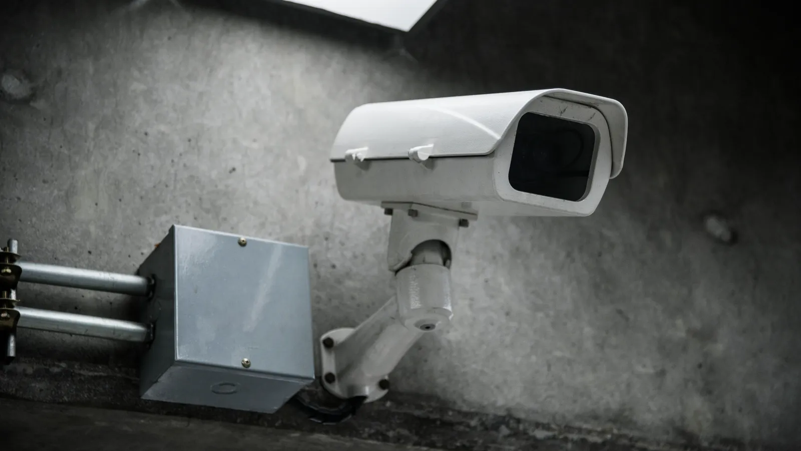 Cámara de videovigilancia instalada en el exterior de un edificio